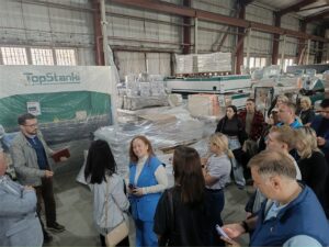 В общей сложности мероприятие посетило 28 человек. Цель экскурсии - познакомить и дать азы знаний какие бывают станки и что на них делают. Гости познакомились с выставочными образцами оборудования, смогли увидеть станки в живую. Было множество толковых вопросов и интересных обсуждений. После официальной части состоялся фуршет с фирменным пловом и закусками. В завершение все участники выразили единодушное мнение: мероприятие прошло на высшем уровне, и они получили массу положительных эмоций и впечатлений. Надеемся, что такие события станут доброй традицией и будут радовать нас снова и снова!