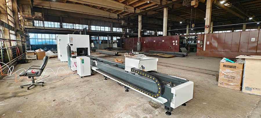 Запуск лазерного станка для резки труб F 3015 T 4 запуск лазерного трубореза 1